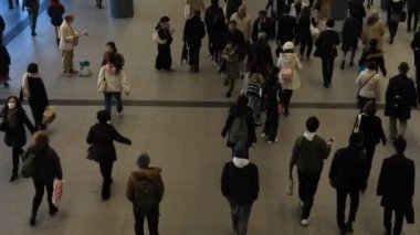 Tokyo 'da Shibuya istasyonunda yürüyüş insanlar gündüz