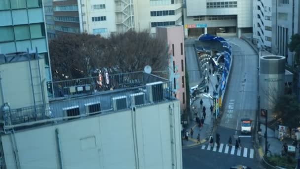 Paesaggio urbano presso l'edificio degli uffici nel quartiere degli affari a Shibuya Tokyo angolo alto — Video Stock