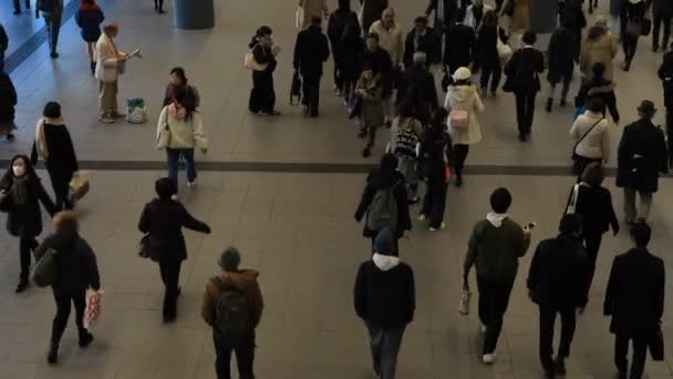 Caminhando pessoas na estação Shibuya em Tóquio durante o dia — Vídeo de Stock