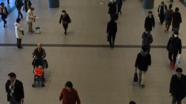 Tokyo 'da Shibuya istasyonunda yürüyüş insanlar gündüz