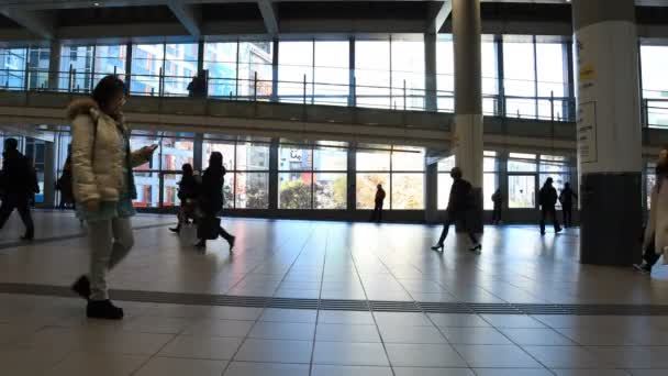 東京の渋谷駅で歩く人 — ストック動画