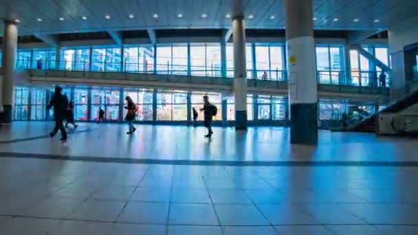 Caminando gente en la estación Shibuya en Tokio timelapse — Vídeo de stock