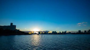 Odaiba Tokyo 'da Tokyo Körfezi bölgesinde Sunset Timelapse geniş çekim