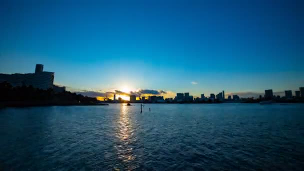 Το ηλιοβασίλεμα στην περιοχή του κόλπου του Τόκιο στην Odaiba Tokyo ευρεία βολή — Αρχείο Βίντεο