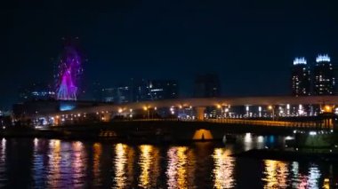Odaiba Tokyo zaman atlamalı gece lunapark yakınında dönme dolabı