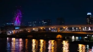 Odaiba Tokyo zaman atlamalı gece lunapark yakınında dönme dolabı