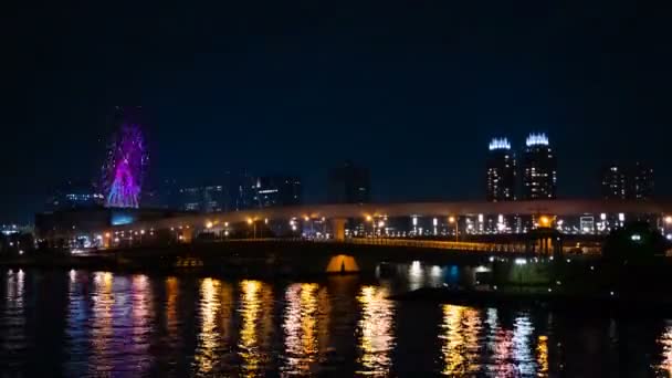 Odaiba Tokyo zaman atlamalı gece lunapark yakınında dönme dolabı — Stok video