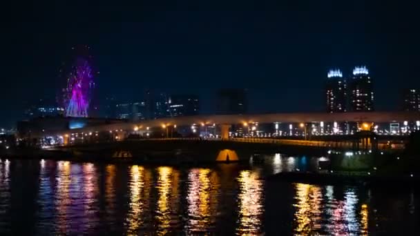 Pariserhjul nära nöjes parken på natten i Odaiba Tokyo time lapse — Stockvideo