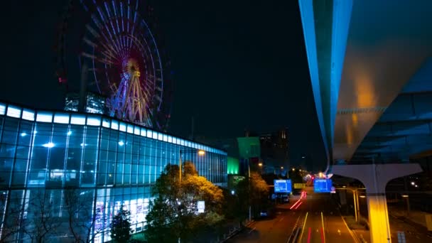 Колесо обозрения возле парка развлечений ночью в Одайбе Токийское время истекло — стоковое видео