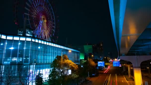 Колесо обозрения возле парка развлечений ночью в Одайбе Токийское время истекло — стоковое видео