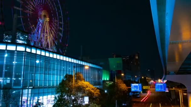 お台場の夜の遊園地付近の観覧車 (東京時間経過) — ストック動画