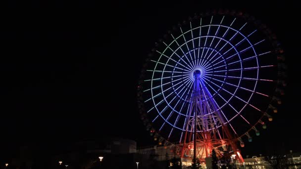 Riesenrad im Vergnügungspark in der Nacht in odaiba tokyo Weitschuss — Stockvideo