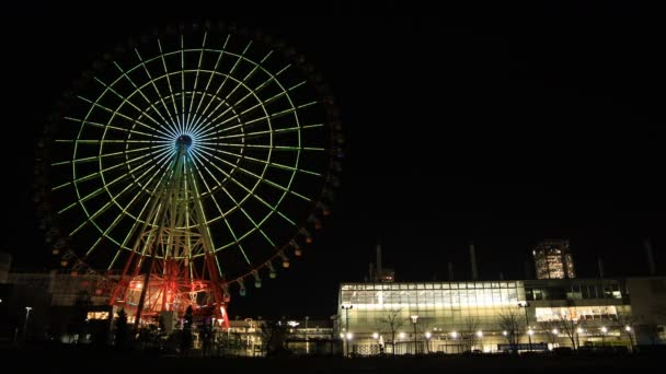 Ferris wheel at the amusement park at night in Odaiba Tokyo wide shot — Stock Video