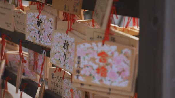 Вотивные скрижали в храме Игуса в Токио — стоковое видео