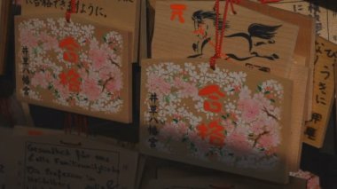 Tokyo 'daki ıgusa tapınağında Votive tabletler
