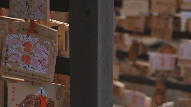Votive tabletter på Igusa Shrine i Tokyo — Stockvideo