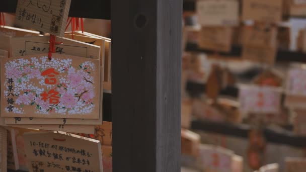 Comprimidos votivos no santuário de Igusa em Tóquio — Vídeo de Stock