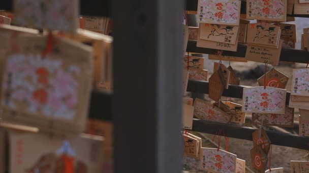 Votive tabletter på Igusa Shrine i Tokyo — Stockvideo