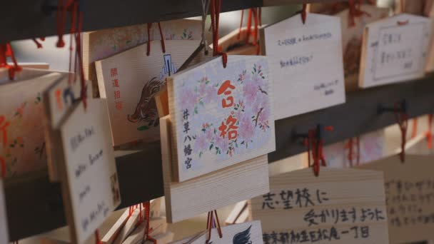 Tabletas votivas en el santuario de Igusa en Tokio — Vídeos de Stock