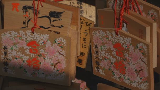 Tabletas votivas en el santuario de Igusa en Tokio — Vídeo de stock