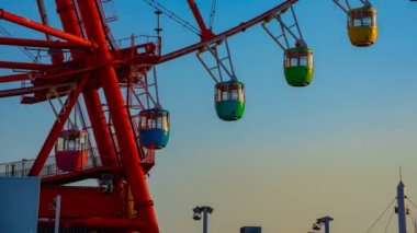 Odaiba Tokyo zaman atlamalı orta shot mavi gökyüzü arkasındaki dönme dolabı