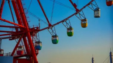 Odaiba Tokyo zaman atlamalı orta shot mavi gökyüzü arkasındaki dönme dolabı