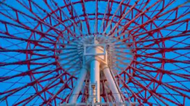 Odaiba Tokyo zaman atlamalı orta shot mavi gökyüzü arkasındaki dönme dolabı