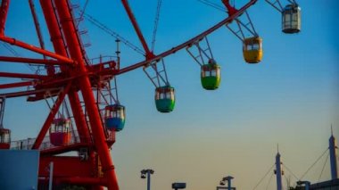 Odaiba Tokyo zaman atlamalı orta shot mavi gökyüzü arkasındaki dönme dolabı
