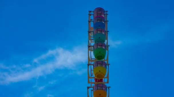 Pariserhjulet bakom den blå himlen i Odaiba Tokyo time lapse mitten skott — Stockvideo