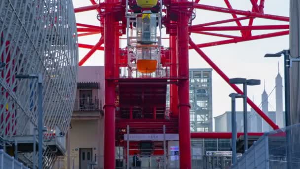 Ferrisové kolo za modrým nebem v Odaiba tokijském čase uprostřed záběru — Stock video