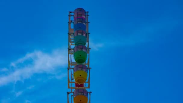 Roda gigante atrás do céu azul em Odaiba Tóquio lapso de tempo tiro do meio — Vídeo de Stock