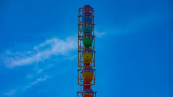 Roda gigante atrás do céu azul em Odaiba Tóquio lapso de tempo tiro do meio — Vídeo de Stock