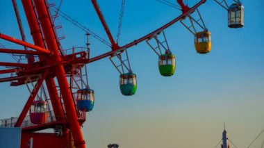 Odaiba Tokyo zaman atlamalı orta shot mavi gökyüzü arkasındaki dönme dolabı