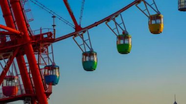Odaiba Tokyo zaman atlamalı orta shot mavi gökyüzü arkasındaki dönme dolabı