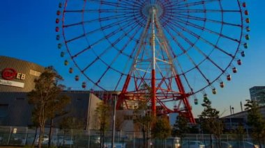 Odaiba Tokyo zaman atlamalı geniş çekim mavi gökyüzü arkasındaki dönme dolabı