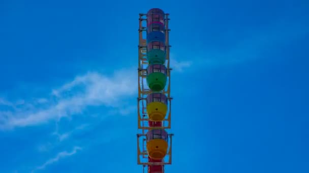 Odaiba Tokyo zaman atlamalı orta shot mavi gökyüzü arkasındaki dönme dolabı — Stok video