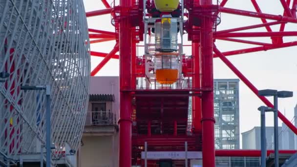 Rueda de la fortuna detrás del cielo azul en Odaiba Tokio time lapse middle shot — Vídeo de stock