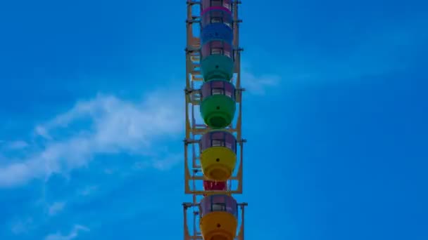 Roda gigante atrás do céu azul em Odaiba Tóquio lapso de tempo tiro do meio — Vídeo de Stock