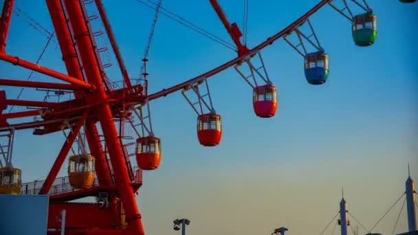 Odaiba Tokyo zaman atlamalı orta shot mavi gökyüzü arkasındaki dönme dolabı — Stok video