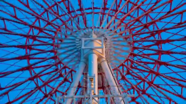 Ferrisové kolo za modrým nebem v Odaiba tokijském čase uprostřed záběru — Stock video