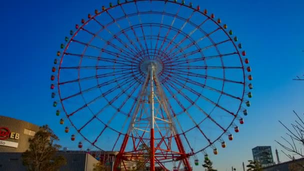 Ferris Wheel derrière le ciel bleu dans Odaiba Tokyo Time lapse large Shot — Video