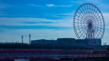 Odaiba Tokyo zaman atlamalı geniş çekim mavi gökyüzü arkasındaki dönme dolabı
