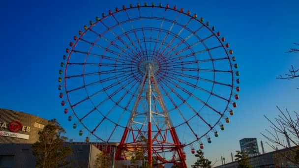 Ferris Wheel derrière le ciel bleu dans Odaiba Tokyo Time lapse large Shot — Video