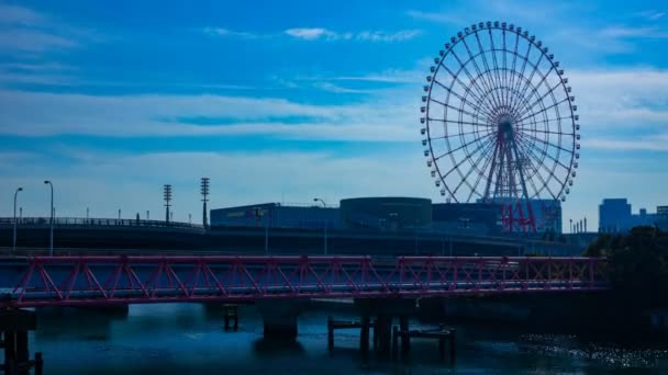 Rueda de la fortuna detrás del cielo azul en Odaiba Tokio time lapse wide shot — Vídeos de Stock