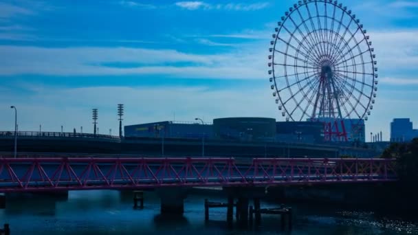 Rueda de la fortuna detrás del cielo azul en Odaiba Tokio time lapse wide shot — Vídeos de Stock