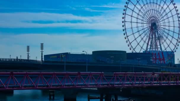 Ferris Wheel derrière le ciel bleu dans Odaiba Tokyo Time lapse large Shot — Video
