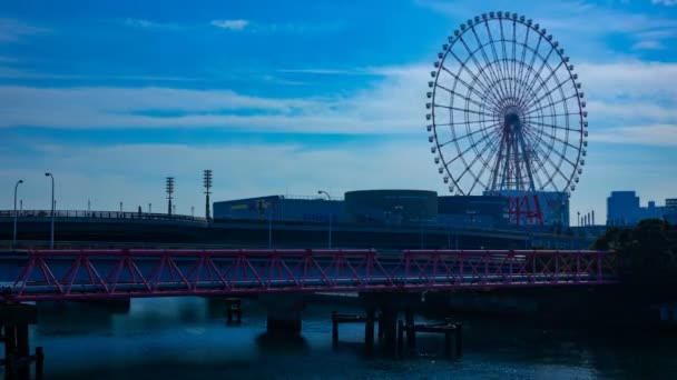 Rueda de la fortuna detrás del cielo azul en Odaiba Tokio time lapse wide shot — Vídeo de stock