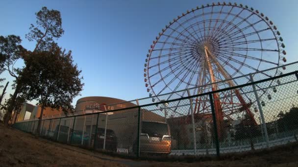 Чортове колесо за синім небом в Odaiba Токіо проміжок часу широкий постріл — стокове відео