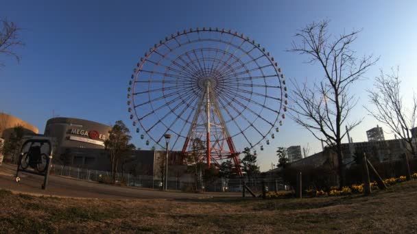 Odaiba Tokyo zaman atlamalı geniş çekim mavi gökyüzü arkasındaki dönme dolabı — Stok video