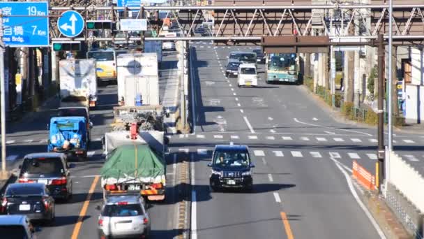 Rushing bilar på gatan i centrum i Tokyo dagtid — Stockvideo